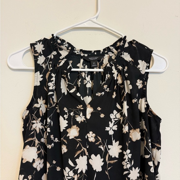 2/$30 Simply Vera Vera Wang - Black and Cream Floral Sleeveless Blouse - Picture 3 of 7